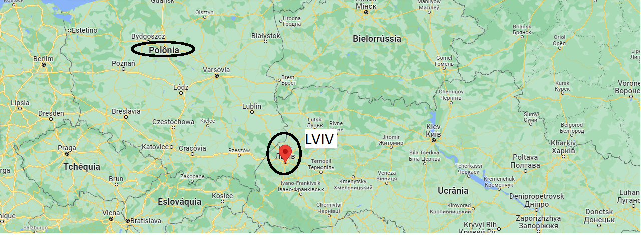 No oeste da Ucrânia, Lviv faz fronteira com a Polônia, por onde cidadãos e estrangeiros tentam deixar o país.